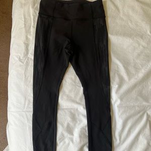 Lululemon scallop capris